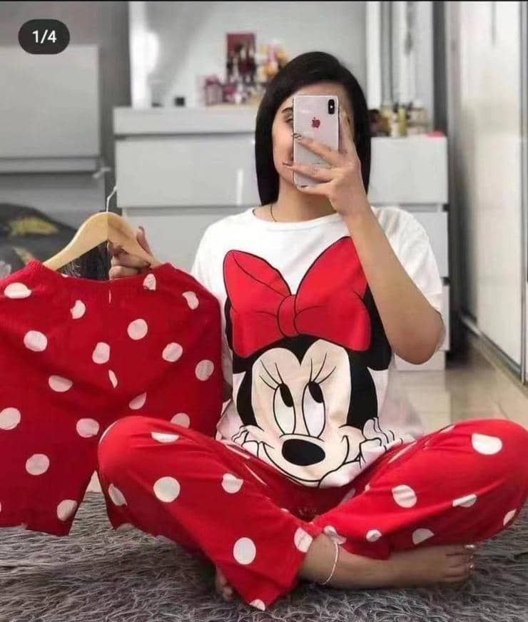 تصویر مدل زنانه با تیشرت سفید طرح کارتون مینی‌ماوس و پاپیون قرمز به همراه شلوار و شورت قرمز با خال‌های سفید، ست ۳ تکه لباس خواب و راحتی زنانه با جنس نخ لاکرا و پنبه، سایز آزاد مناسب سایزهای ۳۶ تا ۴۶