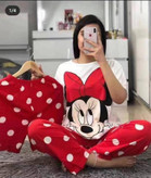 تصویر مدل زنانه با تیشرت سفید طرح کارتون مینیماوس و پاپیون قرمز به همراه شلوار و شورت قرمز با خالهای سفید، ست ۳ تکه لباس خواب و راحتی زنانه با جنس نخ لاکرا و پنبه، سایز آزاد مناسب سایزهای ۳۶ تا ۴۶